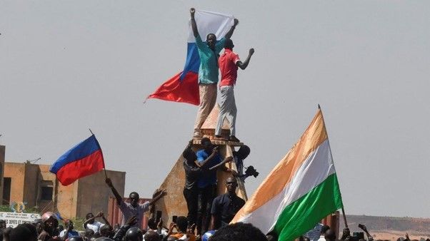 Why do the people of Niger want to welcome Russia over France